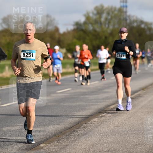 12.04.2026 - 45. Internationalen Wilhelmsburger Insellauf Dr. Thomas Lammeyer http://msf.ph/oto/9433667 12.04.2026 09:18:54 Laufen 5251, 5347 meine-sportfotos.de