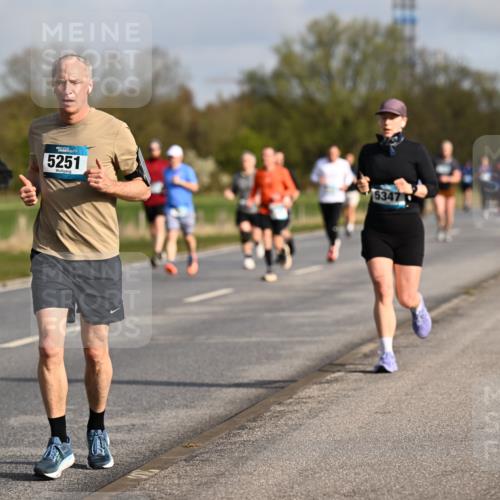 12.04.2026 - 45. Internationalen Wilhelmsburger Insellauf Dr. Thomas Lammeyer http://msf.ph/oto/9433668 12.04.2026 09:18:54 Laufen 5251, 5347 meine-sportfotos.de