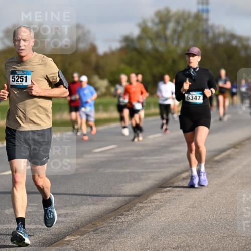 12.04.2026 - 45. Internationalen Wilhelmsburger Insellauf Dr. Thomas Lammeyer http://msf.ph/oto/9433669 12.04.2026 09:18:55 Laufen 5251, 5347 meine-sportfotos.de