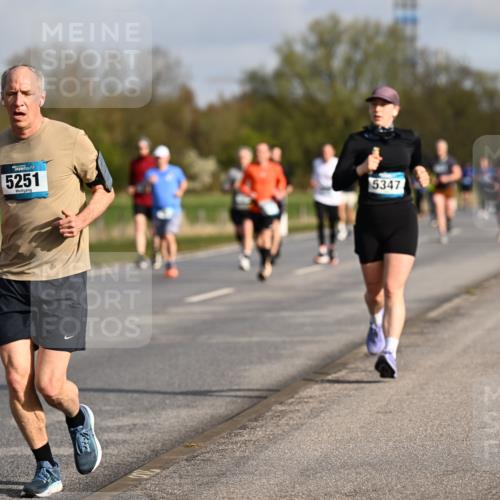 12.04.2026 - 45. Internationalen Wilhelmsburger Insellauf Dr. Thomas Lammeyer http://msf.ph/oto/9433670 12.04.2026 09:18:55 Laufen 5251, 5347 meine-sportfotos.de