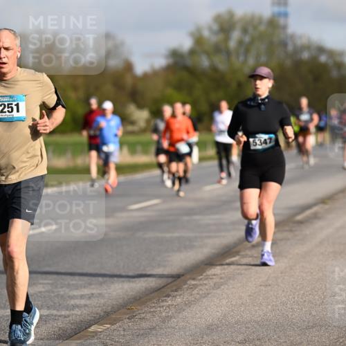 12.04.2026 - 45. Internationalen Wilhelmsburger Insellauf Dr. Thomas Lammeyer http://msf.ph/oto/9433671 12.04.2026 09:18:55 Laufen 5251, 5347 meine-sportfotos.de