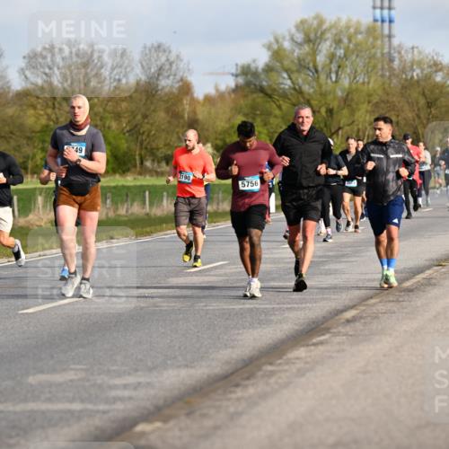 12.04.2026 - 45. Internationalen Wilhelmsburger Insellauf Dr. Thomas Lammeyer http://msf.ph/oto/9433741 12.04.2026 09:19:06 Laufen 5407, 49, 2190, 5756, 3553 meine-sportfotos.de