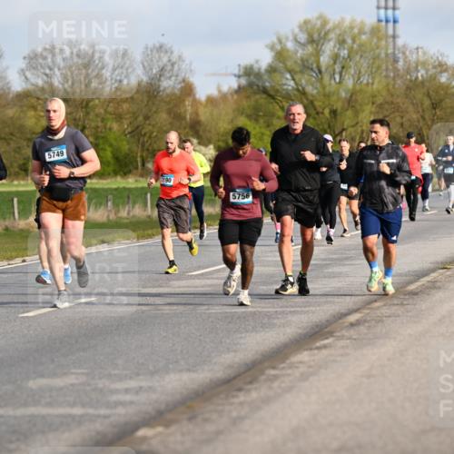 12.04.2026 - 45. Internationalen Wilhelmsburger Insellauf Dr. Thomas Lammeyer http://msf.ph/oto/9433743 12.04.2026 09:19:06 Laufen 407, 5749, 2190, 5756 meine-sportfotos.de