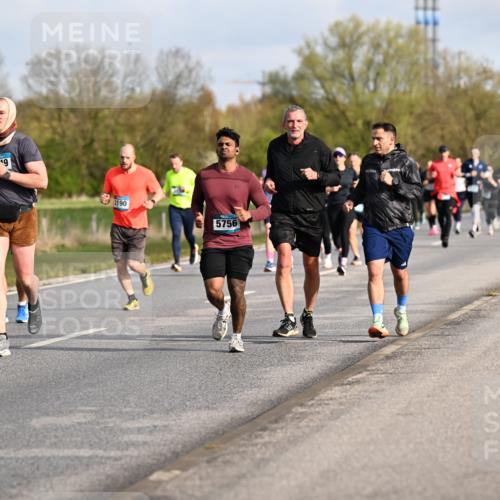 12.04.2026 - 45. Internationalen Wilhelmsburger Insellauf Dr. Thomas Lammeyer http://msf.ph/oto/9433747 12.04.2026 09:19:07 Laufen 407, 2190, 5756 meine-sportfotos.de