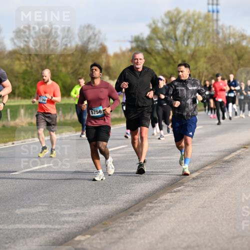12.04.2026 - 45. Internationalen Wilhelmsburger Insellauf Dr. Thomas Lammeyer http://msf.ph/oto/9433750 12.04.2026 09:19:07 Laufen 5749, 2190, 5756, 2026 meine-sportfotos.de