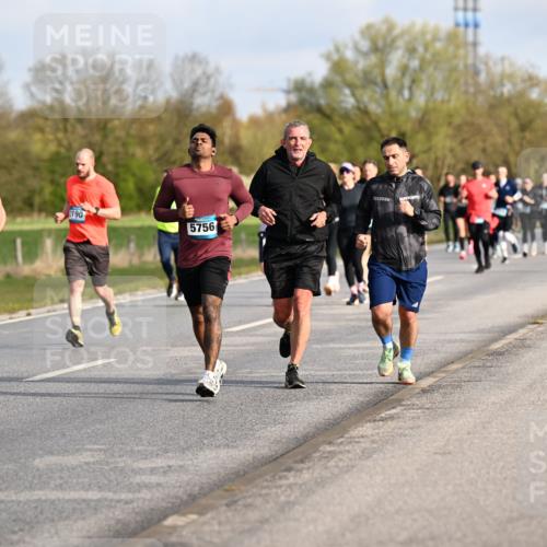 12.04.2026 - 45. Internationalen Wilhelmsburger Insellauf Dr. Thomas Lammeyer http://msf.ph/oto/9433751 12.04.2026 09:19:07 Laufen 5749, 190, 5756 meine-sportfotos.de