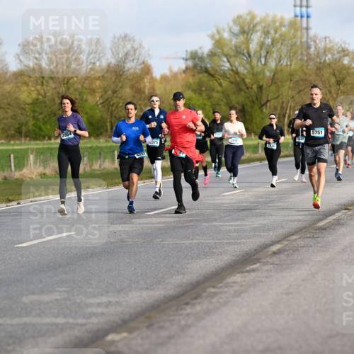12.04.2026 - 45. Internationalen Wilhelmsburger Insellauf Dr. Thomas Lammeyer http://msf.ph/oto/9433794 12.04.2026 09:19:14 Laufen 3553, 2854, 4297, 5751, 2986, 2375, 3408, 3848, 3416 meine-sportfotos.de