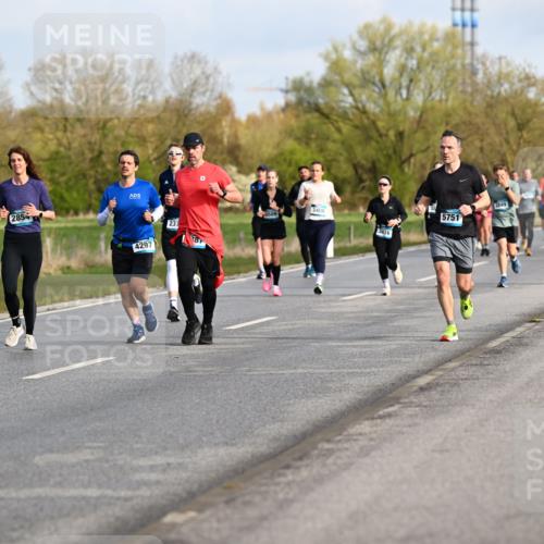 12.04.2026 - 45. Internationalen Wilhelmsburger Insellauf Dr. Thomas Lammeyer http://msf.ph/oto/9433801 12.04.2026 09:19:15 Laufen 2854, 4297, 237, 3408, 3509, 3416, 5751, 3849, 2986 meine-sportfotos.de