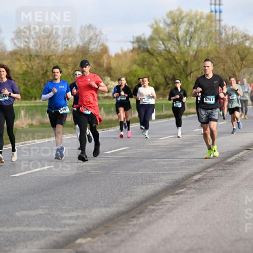 12.04.2026 - 45. Internationalen Wilhelmsburger Insellauf Dr. Thomas Lammeyer http://msf.ph/oto/9433802 12.04.2026 09:19:16 Laufen 2854, 4297, 387, 3408, 3849, 5751, 3416 meine-sportfotos.de