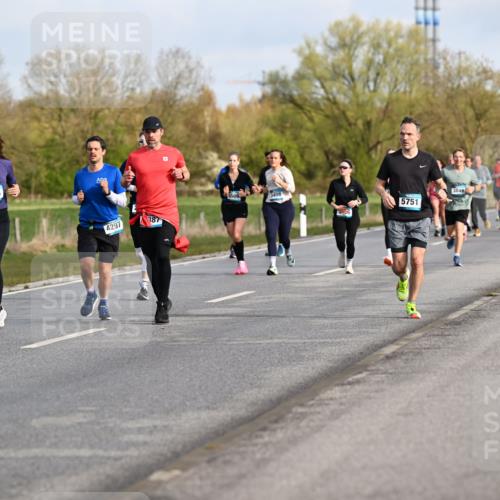 12.04.2026 - 45. Internationalen Wilhelmsburger Insellauf Dr. Thomas Lammeyer http://msf.ph/oto/9433804 12.04.2026 09:19:16 Laufen 2854, 4297, 387, 3408, 5751, 3849 meine-sportfotos.de