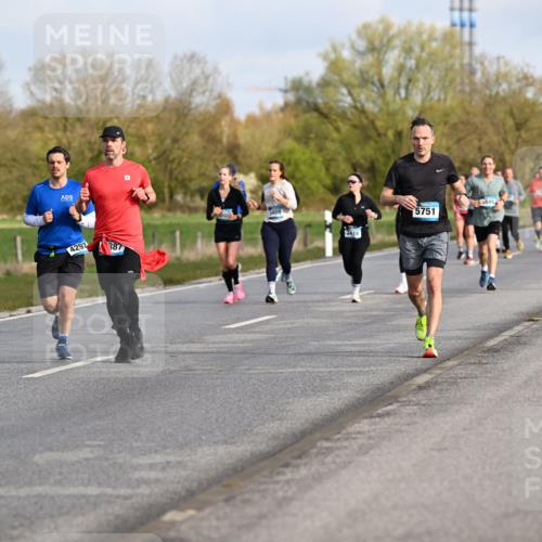 12.04.2026 - 45. Internationalen Wilhelmsburger Insellauf Dr. Thomas Lammeyer http://msf.ph/oto/9433809 12.04.2026 09:19:16 Laufen 2854, 4297, 387, 50, 3408, 2416, 5751, 2986 meine-sportfotos.de