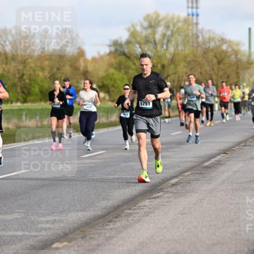 12.04.2026 - 45. Internationalen Wilhelmsburger Insellauf Dr. Thomas Lammeyer http://msf.ph/oto/9433810 12.04.2026 09:19:18 Laufen 429, 3408, 416, 5751 meine-sportfotos.de