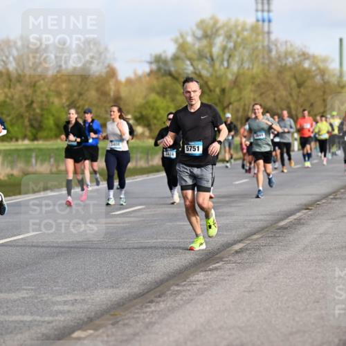 12.04.2026 - 45. Internationalen Wilhelmsburger Insellauf Dr. Thomas Lammeyer http://msf.ph/oto/9433811 12.04.2026 09:19:18 Laufen 4297, 387, 3408, 3416, 5751 meine-sportfotos.de