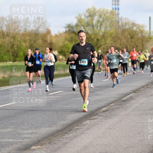 12.04.2026 - 45. Internationalen Wilhelmsburger Insellauf Dr. Thomas Lammeyer http://msf.ph/oto/9433812 12.04.2026 09:19:18 Laufen 4297, 387, 3408, 3416, 5751 meine-sportfotos.de