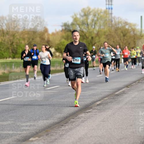 12.04.2026 - 45. Internationalen Wilhelmsburger Insellauf Dr. Thomas Lammeyer http://msf.ph/oto/9433813 12.04.2026 09:19:18 Laufen 887, 3408, 5751 meine-sportfotos.de