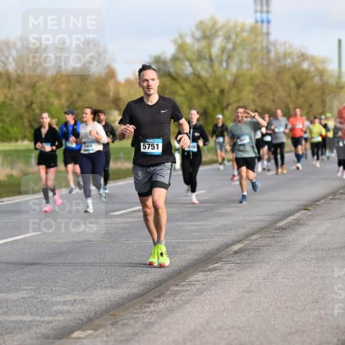 12.04.2026 - 45. Internationalen Wilhelmsburger Insellauf Dr. Thomas Lammeyer http://msf.ph/oto/9433815 12.04.2026 09:19:19 Laufen 75, 3408, 5751 meine-sportfotos.de