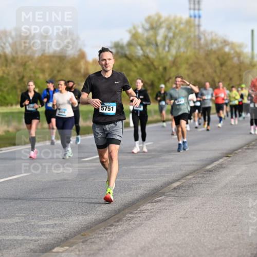 12.04.2026 - 45. Internationalen Wilhelmsburger Insellauf Dr. Thomas Lammeyer http://msf.ph/oto/9433816 12.04.2026 09:19:19 Laufen 375, 5751 meine-sportfotos.de