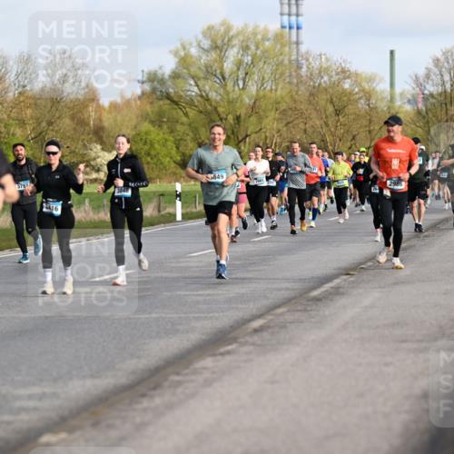 12.04.2026 - 45. Internationalen Wilhelmsburger Insellauf Dr. Thomas Lammeyer http://msf.ph/oto/9433826 12.04.2026 09:19:20 Laufen 5751, 3797, 2416, 5849, 2661, 2986, 3363, 16 meine-sportfotos.de