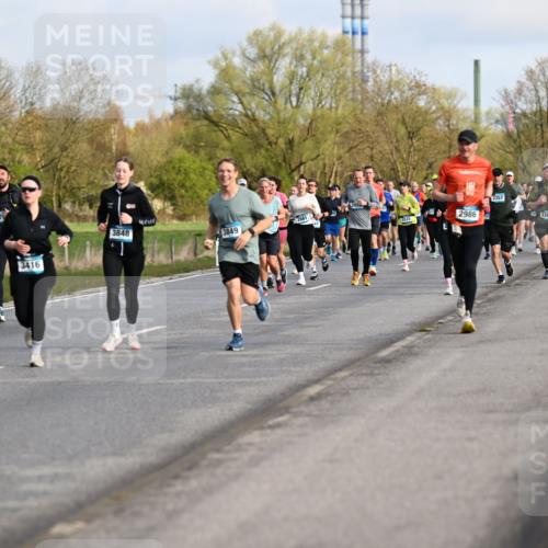 12.04.2026 - 45. Internationalen Wilhelmsburger Insellauf Dr. Thomas Lammeyer http://msf.ph/oto/9433828 12.04.2026 09:19:21 Laufen 3408, 375, 3416, 3848, 2661, 3849, 5325, 2986, 3357, 3363, 16 meine-sportfotos.de