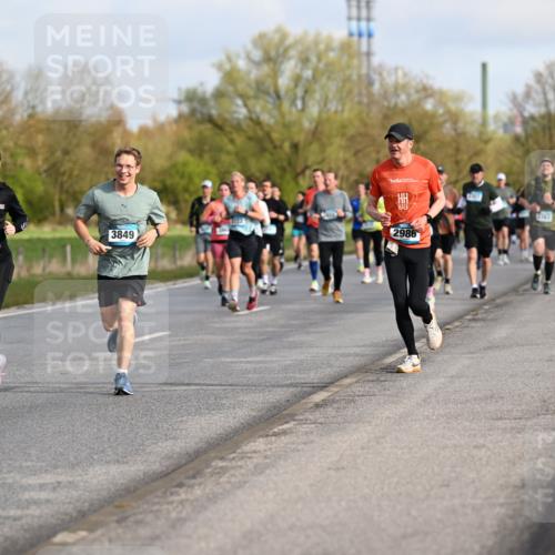 12.04.2026 - 45. Internationalen Wilhelmsburger Insellauf Dr. Thomas Lammeyer http://msf.ph/oto/9433838 12.04.2026 09:19:23 Laufen 16, 6, 3848, 3849, 2986 meine-sportfotos.de