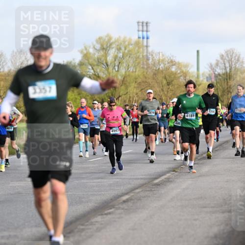 12.04.2026 - 45. Internationalen Wilhelmsburger Insellauf Dr. Thomas Lammeyer http://msf.ph/oto/9433904 12.04.2026 09:19:34 Laufen 325, 4185, 3357, 3855, 5598, 4943, 3978, 3680, 4181, 2206, 21 meine-sportfotos.de