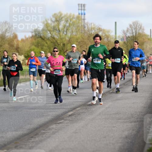 12.04.2026 - 45. Internationalen Wilhelmsburger Insellauf Dr. Thomas Lammeyer http://msf.ph/oto/9433910 12.04.2026 09:19:36 Laufen 4185, 2921, 574, 5726, 5598, 4943, 3978, 4181, 2206, 21 meine-sportfotos.de
