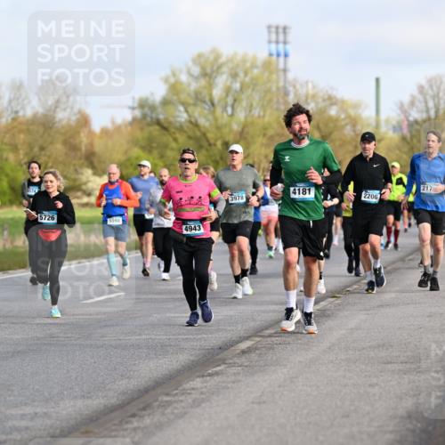 12.04.2026 - 45. Internationalen Wilhelmsburger Insellauf Dr. Thomas Lammeyer http://msf.ph/oto/9433914 12.04.2026 09:19:36 Laufen 4185, 2921, 5874, 3978, 4181, 2206, 5726, 5598, 4943, 217 meine-sportfotos.de