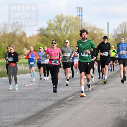 12.04.2026 - 45. Internationalen Wilhelmsburger Insellauf Dr. Thomas Lammeyer http://msf.ph/oto/9433915 12.04.2026 09:19:37 Laufen 4185, 2921, 5726, 3978, 4181, 5598, 4943, 2206, 217 meine-sportfotos.de