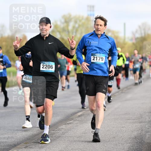 12.04.2026 - 45. Internationalen Wilhelmsburger Insellauf Dr. Thomas Lammeyer http://msf.ph/oto/9433950 12.04.2026 09:19:42 Laufen 392, 3680, 2206, 2179 meine-sportfotos.de