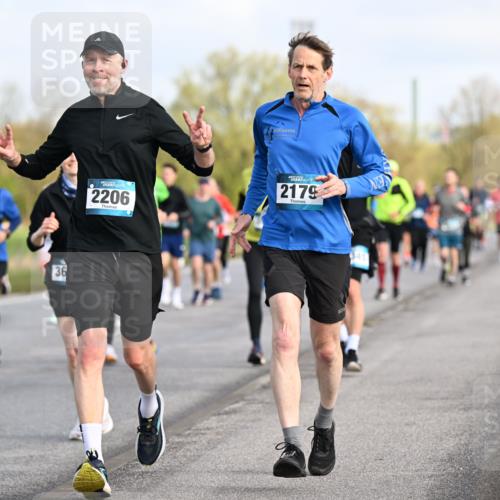 12.04.2026 - 45. Internationalen Wilhelmsburger Insellauf Dr. Thomas Lammeyer http://msf.ph/oto/9433952 12.04.2026 09:19:42 Laufen 3978, 36, 2206, 2179, 345 meine-sportfotos.de