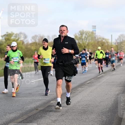12.04.2026 - 45. Internationalen Wilhelmsburger Insellauf Dr. Thomas Lammeyer http://msf.ph/oto/9433969 12.04.2026 09:19:46 Laufen 1418, 2398, 2649, 2088, 334 meine-sportfotos.de