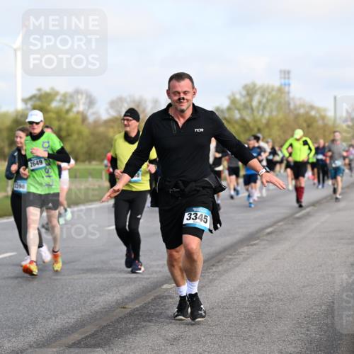 12.04.2026 - 45. Internationalen Wilhelmsburger Insellauf Dr. Thomas Lammeyer http://msf.ph/oto/9433971 12.04.2026 09:19:46 Laufen 2418, 2398, 2649, 3345 meine-sportfotos.de