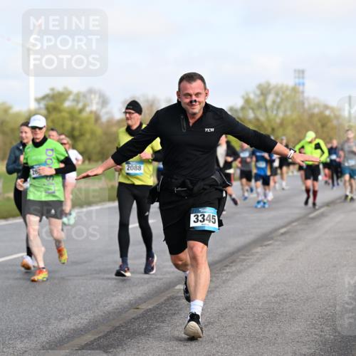 12.04.2026 - 45. Internationalen Wilhelmsburger Insellauf Dr. Thomas Lammeyer http://msf.ph/oto/9433972 12.04.2026 09:19:46 Laufen 2418, 2088, 3345 meine-sportfotos.de