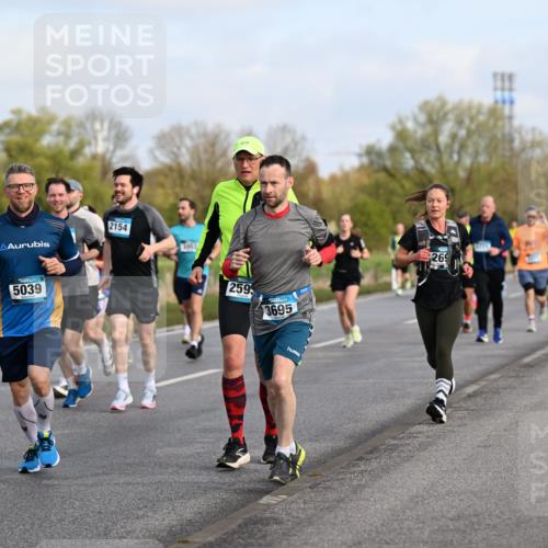 12.04.2026 - 45. Internationalen Wilhelmsburger Insellauf Dr. Thomas Lammeyer http://msf.ph/oto/9434005 12.04.2026 09:19:52 Laufen 5421, 2154, 5766, 5039, 259, 3695, 269, 5563 meine-sportfotos.de