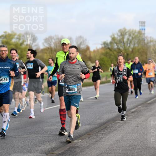 12.04.2026 - 45. Internationalen Wilhelmsburger Insellauf Dr. Thomas Lammeyer http://msf.ph/oto/9434006 12.04.2026 09:19:52 Laufen 5421, 5039, 2154, 25, 3695, 269, 5563 meine-sportfotos.de