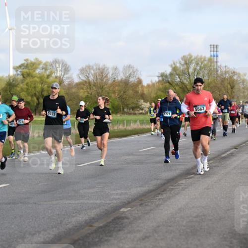 12.04.2026 - 45. Internationalen Wilhelmsburger Insellauf Dr. Thomas Lammeyer http://msf.ph/oto/9434019 12.04.2026 09:19:55 Laufen 3952, 5822, 3722, 5732, 5771, 5563 meine-sportfotos.de