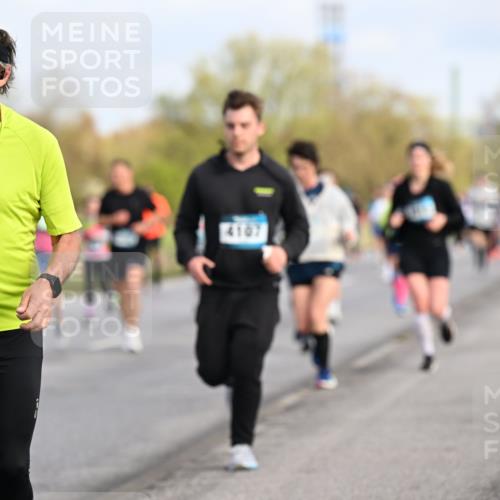 12.04.2026 - 45. Internationalen Wilhelmsburger Insellauf Dr. Thomas Lammeyer http://msf.ph/oto/9434086 12.04.2026 09:20:06 Laufen 45, 5805, 4107 meine-sportfotos.de