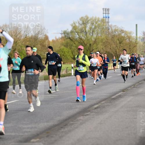 12.04.2026 - 45. Internationalen Wilhelmsburger Insellauf Dr. Thomas Lammeyer http://msf.ph/oto/9434121 12.04.2026 09:20:12 Laufen 5562, 2992, 2496, 408, 2977, 4331, 4336, 3118, 3878 meine-sportfotos.de