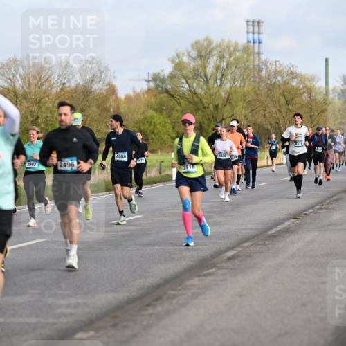 12.04.2026 - 45. Internationalen Wilhelmsburger Insellauf Dr. Thomas Lammeyer http://msf.ph/oto/9434122 12.04.2026 09:20:12 Laufen 5562, 5501, 4088, 2977, 2992, 2496, 3118, 4336689, 3878, 4331 meine-sportfotos.de