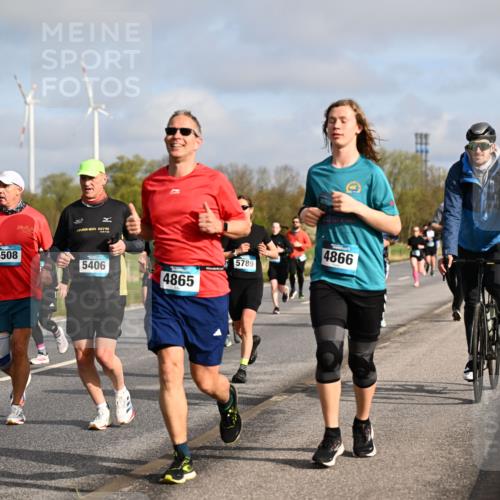 12.04.2026 - 45. Internationalen Wilhelmsburger Insellauf Dr. Thomas Lammeyer http://msf.ph/oto/9434323 12.04.2026 09:20:52 Laufen 228, 5508, 2015, 5406, 4865, 5789, 4866 meine-sportfotos.de