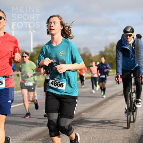 12.04.2026 - 45. Internationalen Wilhelmsburger Insellauf Dr. Thomas Lammeyer http://msf.ph/oto/9434330 12.04.2026 09:20:53 Laufen 4865, 2021, 4866 meine-sportfotos.de