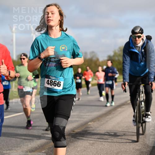 12.04.2026 - 45. Internationalen Wilhelmsburger Insellauf Dr. Thomas Lammeyer http://msf.ph/oto/9434331 12.04.2026 09:20:53 Laufen 4865, 2021, 45, 4866 meine-sportfotos.de