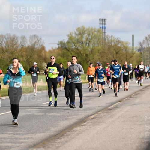 12.04.2026 - 45. Internationalen Wilhelmsburger Insellauf Dr. Thomas Lammeyer http://msf.ph/oto/9434392 12.04.2026 09:21:05 Laufen 2676, 30, 2677, 5618, 2197, 5803, 219, 5046 meine-sportfotos.de