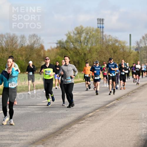 12.04.2026 - 45. Internationalen Wilhelmsburger Insellauf Dr. Thomas Lammeyer http://msf.ph/oto/9434394 12.04.2026 09:21:06 Laufen 3500, 2677, 2197, 2, 5803, 5046 meine-sportfotos.de