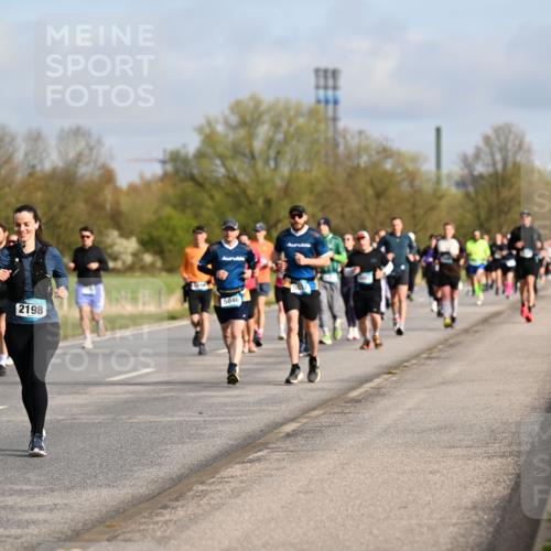 12.04.2026 - 45. Internationalen Wilhelmsburger Insellauf Dr. Thomas Lammeyer http://msf.ph/oto/9434413 12.04.2026 09:21:09 Laufen 2197, 2198, 5046 meine-sportfotos.de