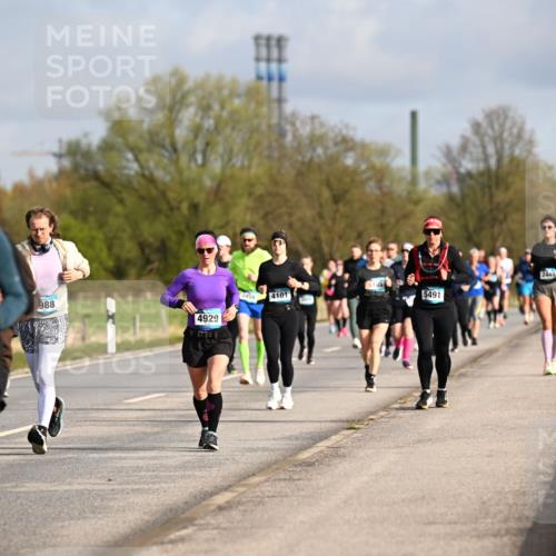 12.04.2026 - 45. Internationalen Wilhelmsburger Insellauf Dr. Thomas Lammeyer http://msf.ph/oto/9434468 12.04.2026 09:21:20 Laufen 988, 4929, 2430, 2449, 4101, 5491 meine-sportfotos.de