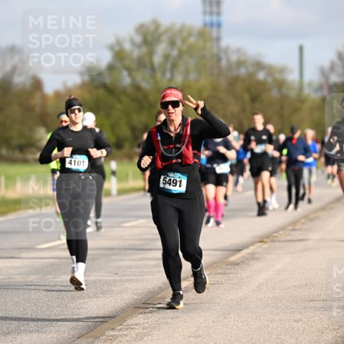 12.04.2026 - 45. Internationalen Wilhelmsburger Insellauf Dr. Thomas Lammeyer http://msf.ph/oto/9434499 12.04.2026 09:21:25 Laufen 449, 4101, 5491 meine-sportfotos.de