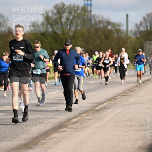 12.04.2026 - 45. Internationalen Wilhelmsburger Insellauf Dr. Thomas Lammeyer http://msf.ph/oto/9434545 12.04.2026 09:21:33 Laufen 263, 2355, 2746, 4585, 4394, 16 meine-sportfotos.de