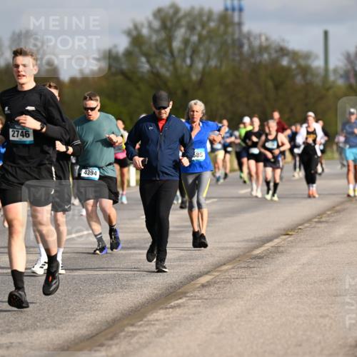 12.04.2026 - 45. Internationalen Wilhelmsburger Insellauf Dr. Thomas Lammeyer http://msf.ph/oto/9434550 12.04.2026 09:21:34 Laufen 2355, 54, 2746, 4394, 685 meine-sportfotos.de