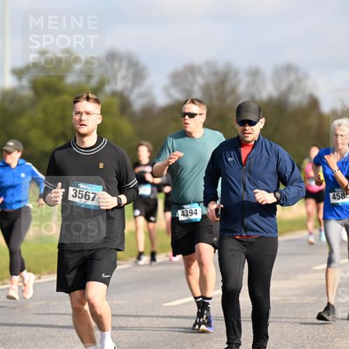 12.04.2026 - 45. Internationalen Wilhelmsburger Insellauf Dr. Thomas Lammeyer http://msf.ph/oto/9434564 12.04.2026 09:21:37 Laufen 3567, 4585, 4394 meine-sportfotos.de